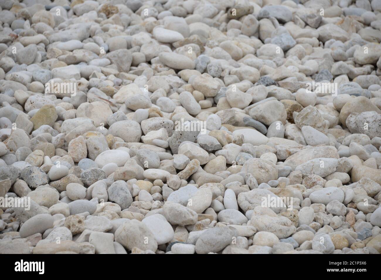 Pietre grandi, piccole, rotonde sul Mar Mediterraneo in provincia di Alicante, Spagna Foto Stock