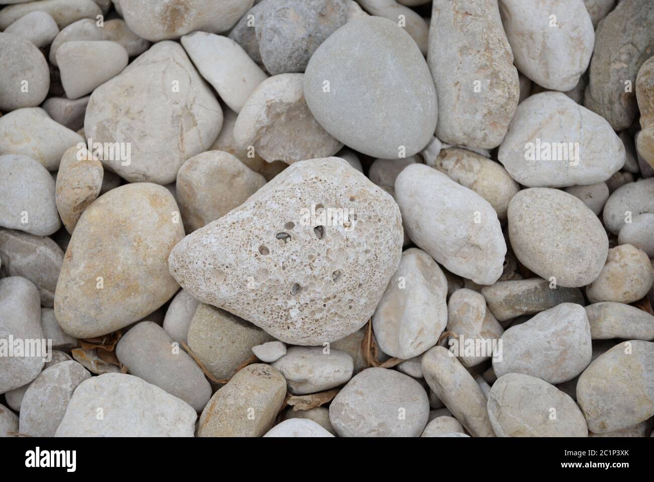 Pietre grandi, piccole, rotonde sul Mar Mediterraneo in provincia di Alicante, Spagna Foto Stock
