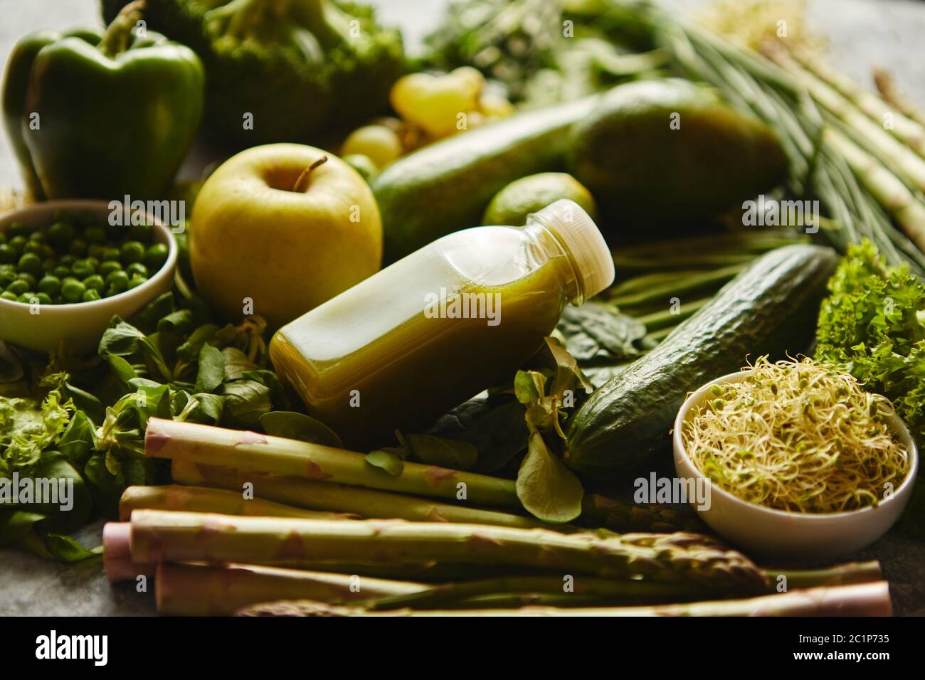 Verdure biologiche, frutta ed erbe antiossidanti verdi Foto Stock