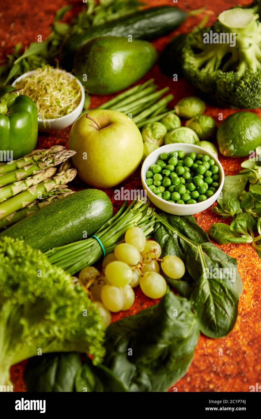Verdure fresche a foglia verde e assortimento di frutta e collocato su un metallo arrugginito Foto Stock