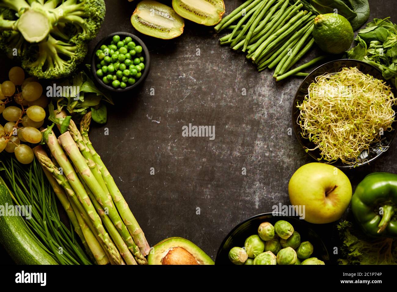 Green cibo sano e composizione con avocado, broccoli, Apple, smoothie... Foto Stock