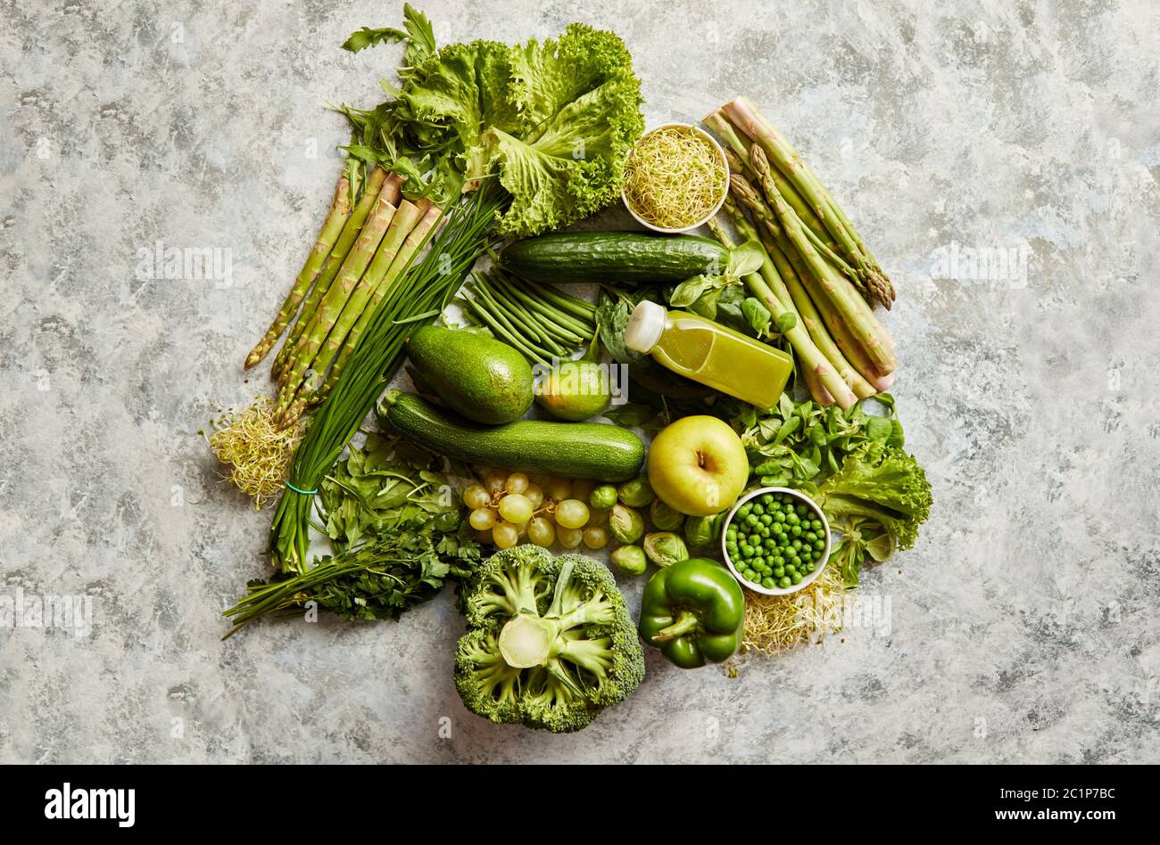 Assortimento di antiossidanti organici freschi. Frutta e verdura verdi Foto Stock