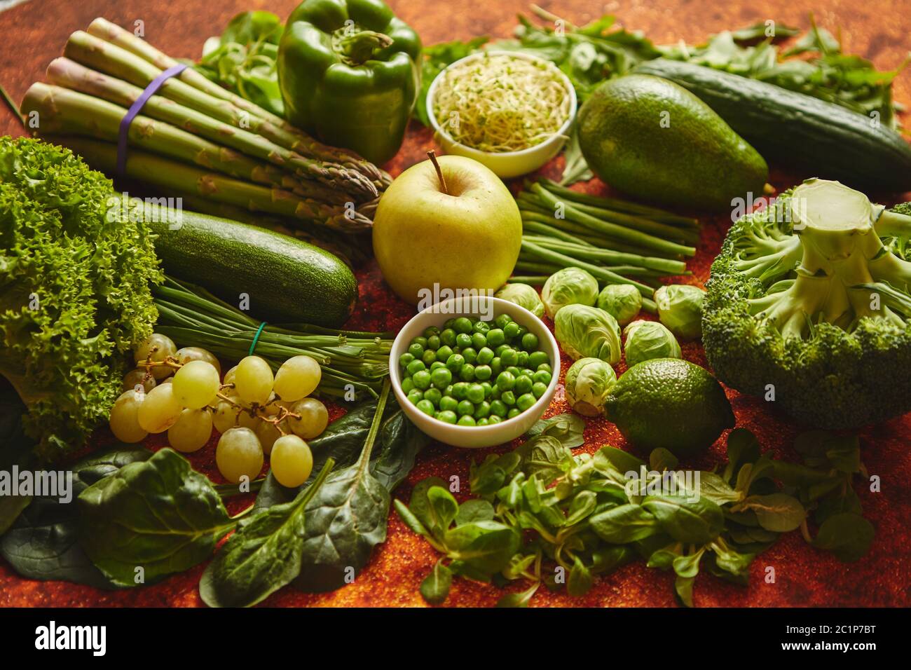 Verdure fresche a foglia verde e assortimento di frutta e collocato su un metallo arrugginito Foto Stock