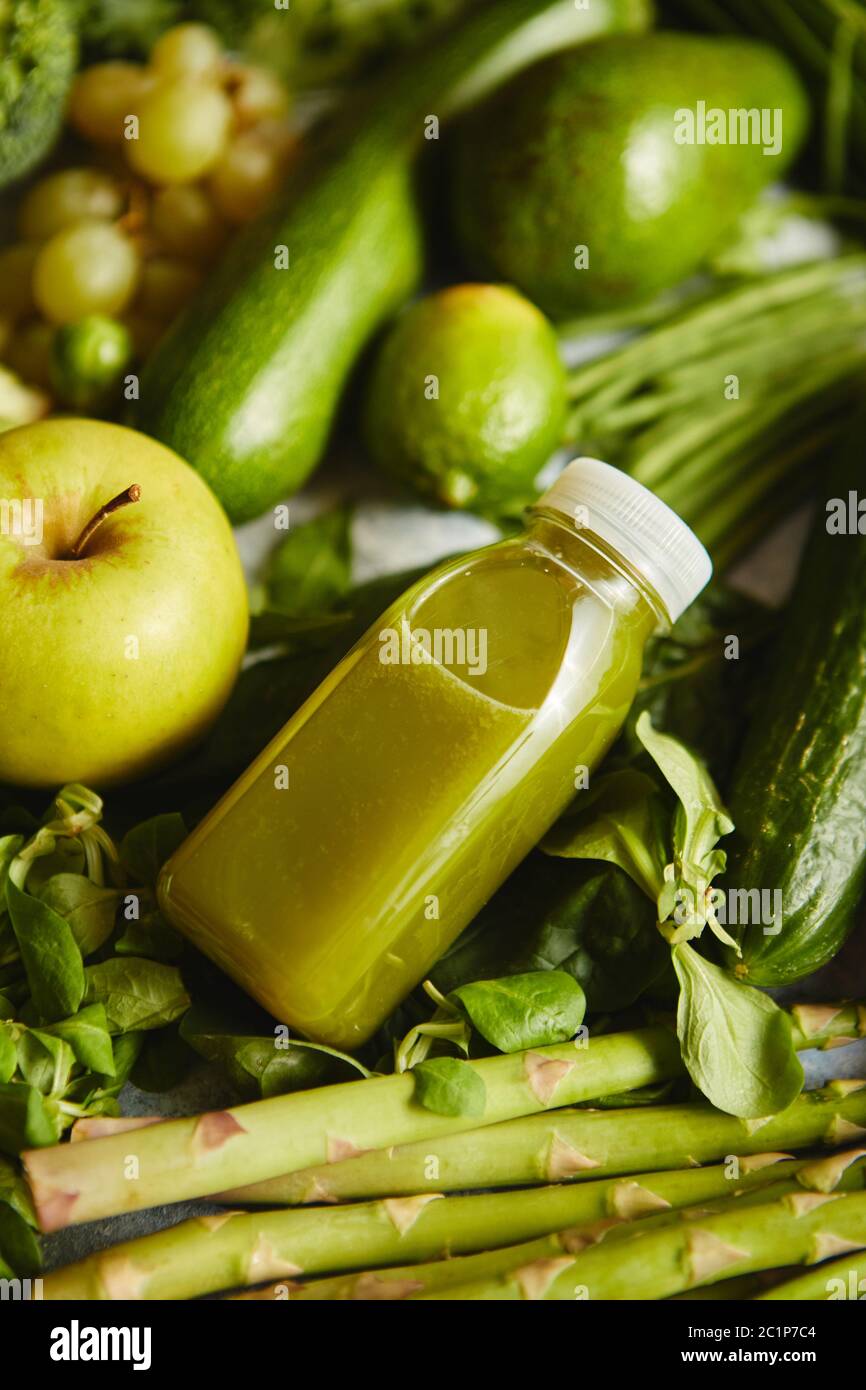 Verdure biologiche, frutta ed erbe antiossidanti verdi Foto Stock