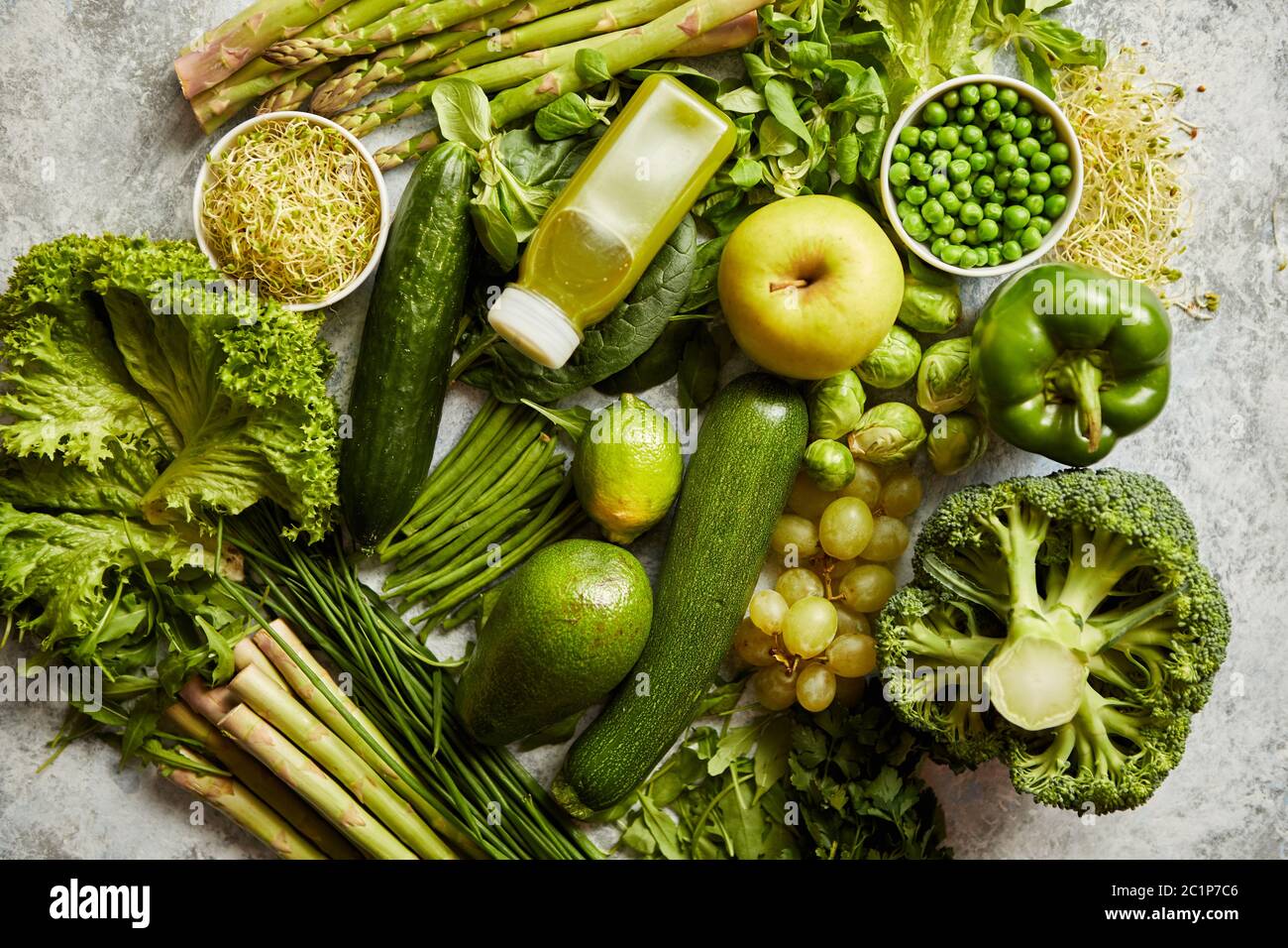 Verde antiossidante ortaggi organici, frutta ed erbe poste su pietra grigia Foto Stock