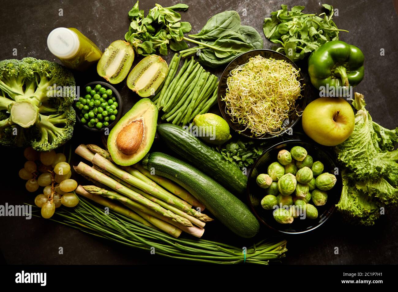 Green cibo sano e composizione con avocado, broccoli, Apple, smoothie... Foto Stock