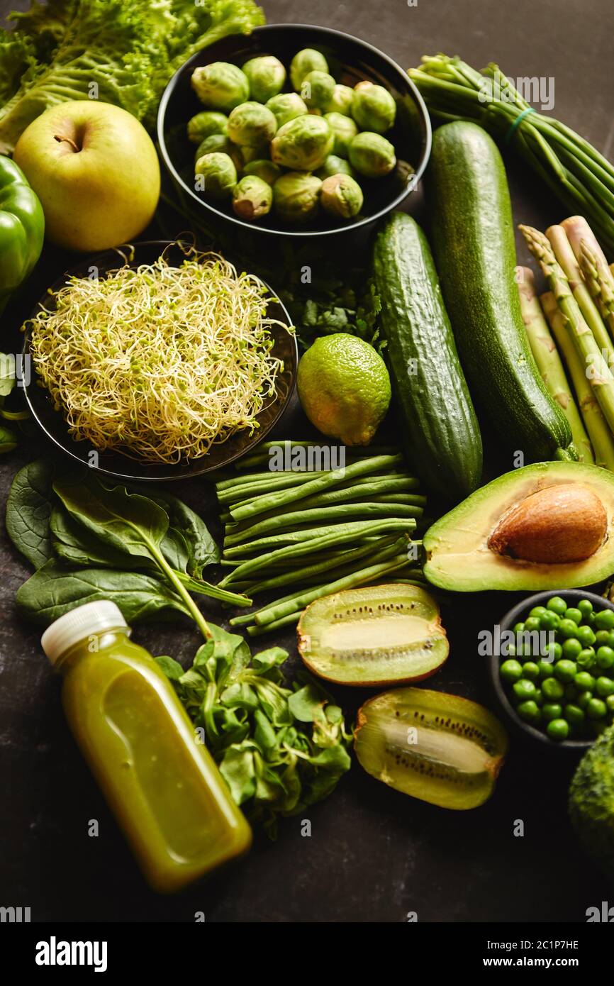 Green cibo sano e composizione con avocado, broccoli, Apple, smoothie... Foto Stock