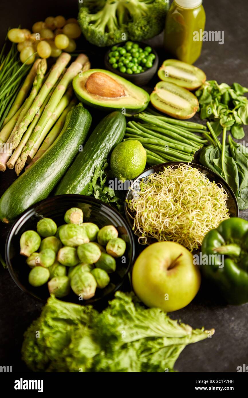 Green cibo sano e composizione con avocado, broccoli, Apple, smoothie... Foto Stock