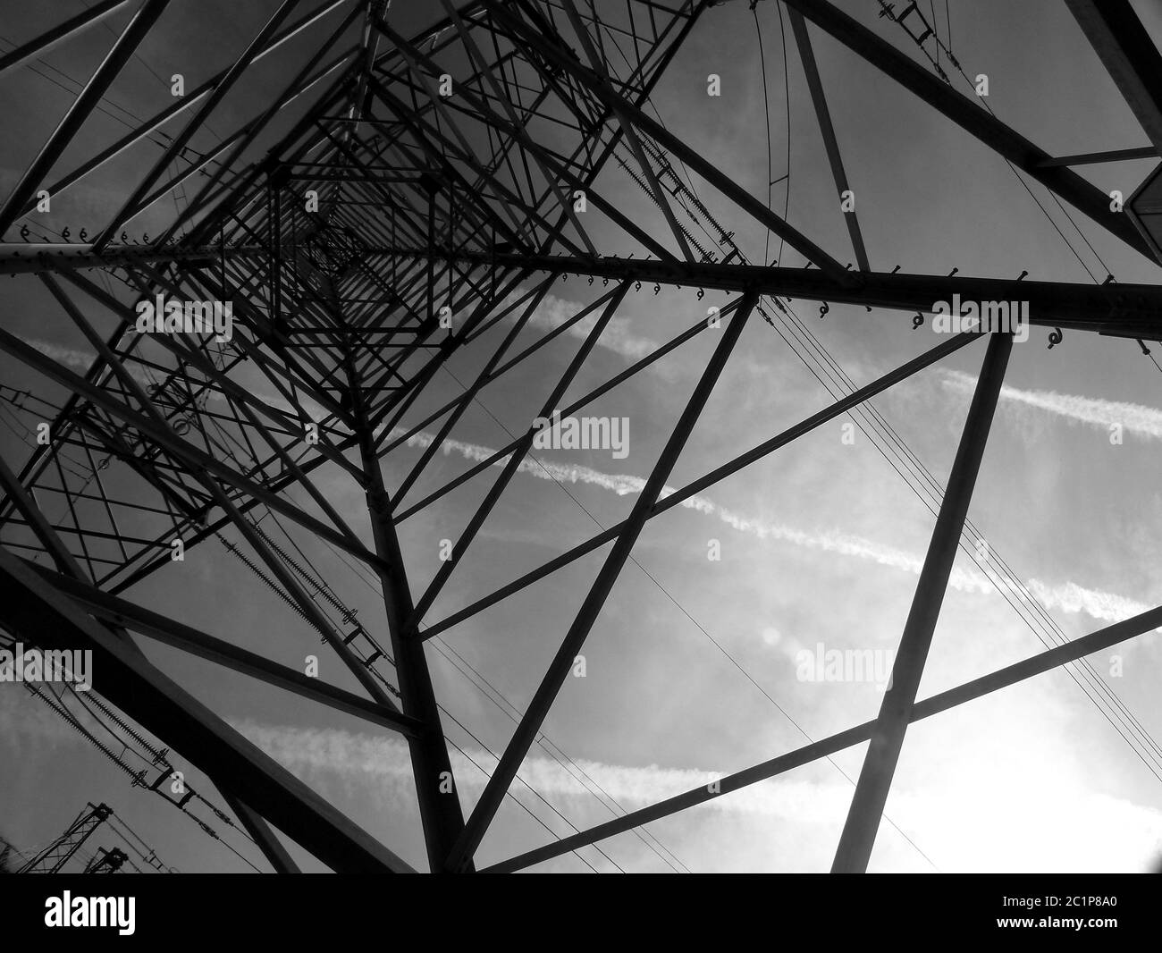Imponente polo di potenza visto da terra in bianco e nero 2 Foto Stock