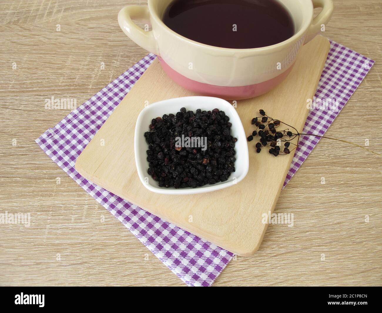 Bagno di tintura viola scuro fatto di samelacini secchi Foto Stock