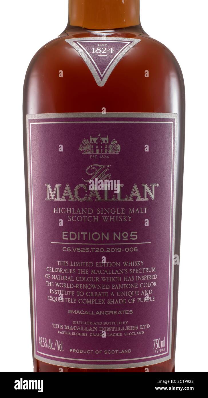 Bottiglia del Macallan n. 5 su sfondo bianco per un facile isolamento e mascheratura, ritaglio stretto di bottiglia parziale ed etichetta Foto Stock