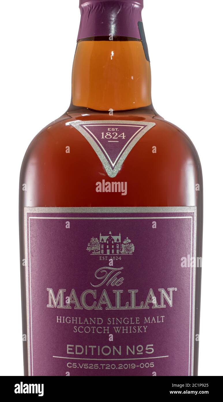Bottiglia del Macallan n. 5 su sfondo bianco per un facile isolamento e mascheratura, ritaglio stretto di bottiglia parziale ed etichetta Foto Stock