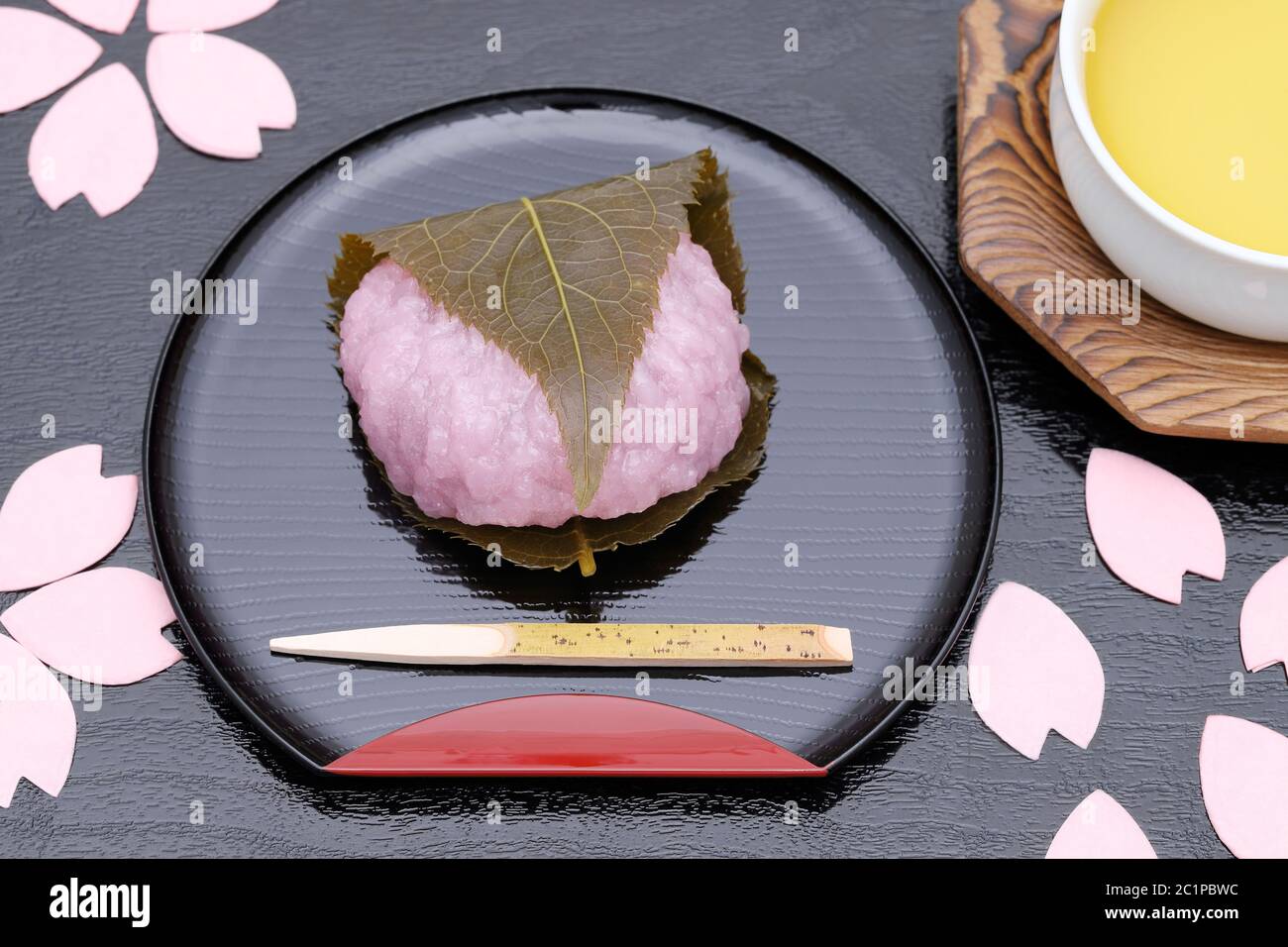 Giapponese sakura mochi dessert per la stagione primaverile sakura fiore fatto di torta di riso Foto Stock