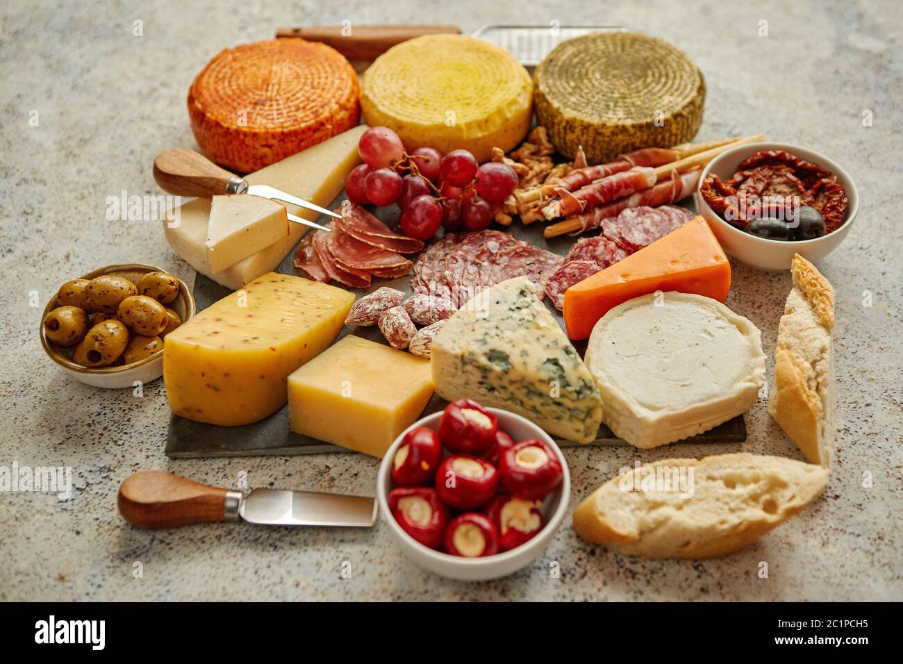 Delizioso mix di diversi spuntini e stuzzichini Foto Stock