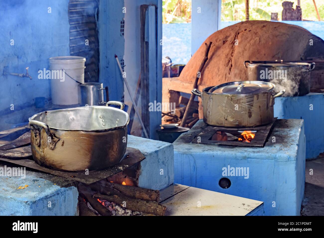 Cucina rustica all'interno del Brasile con stufa a legna e forno di argilla Foto Stock