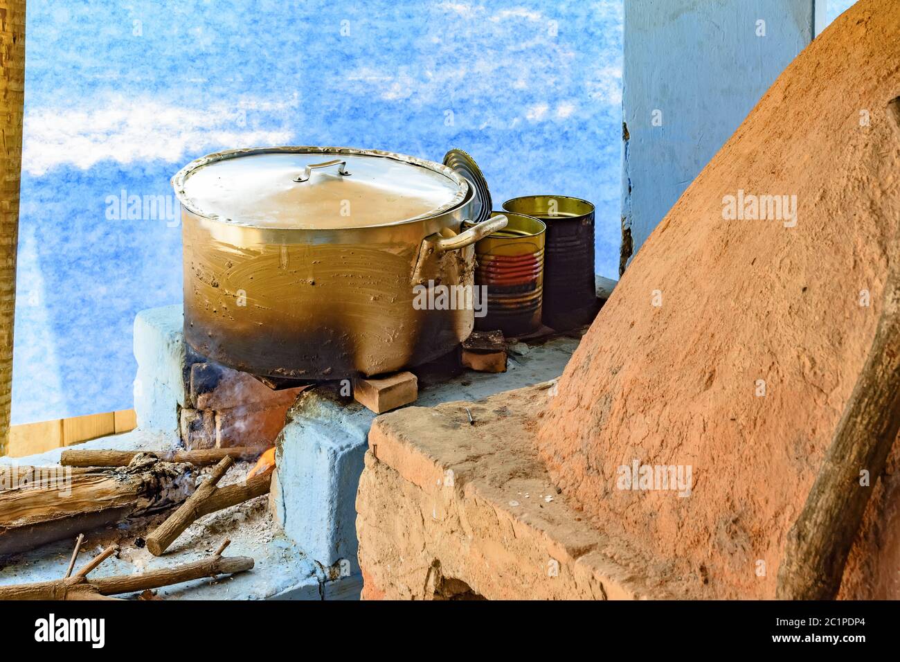 Cucina rustica dettaglio all'interno del Brasile con stufa a legna e forno di argilla Foto Stock