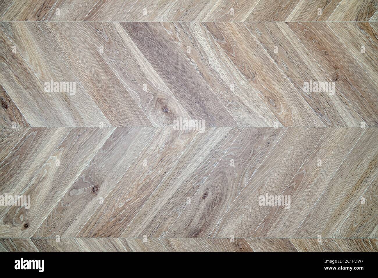 Pavimento in legno a spina di pesce. Struttura di pavimenti in legno. Parquet in rovere sbiancato. Foto Stock