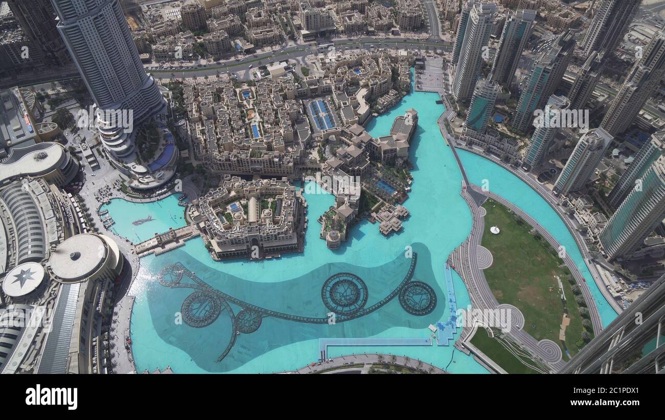 Architettura moderna nel centro cittadino di Dubai e Burj Khalifa lago ai piedi dell'edificio più alto del mondo Foto Stock