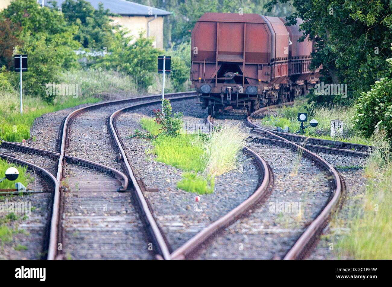 Plau am See, Germania. 12 giugno 2020. Una ferrovia della Ostdeutsche Eisenbahngesellschaft (ODEG) raggiunge la stazione dopo il suo viaggio sulla linea ferroviaria sud proveniente da Parchim. Le auto vuote sono parcheggiate su un veggente nella stazione di Plau am See. Gli operatori della nuova linea ferroviaria meridionale RB19 sperano di aumentare il numero di passeggeri durante l'alta stagione. Il servizio ferroviario Südbahn tra Malchow e Parchim è stato annullato dallo Stato nel 2014 perché la domanda era troppo scarsa. Da anni si sono manifestate proteste contro questo. Credit: Jens Büttner/dpa-Zentralbild/dpa/Alamy Live News Foto Stock