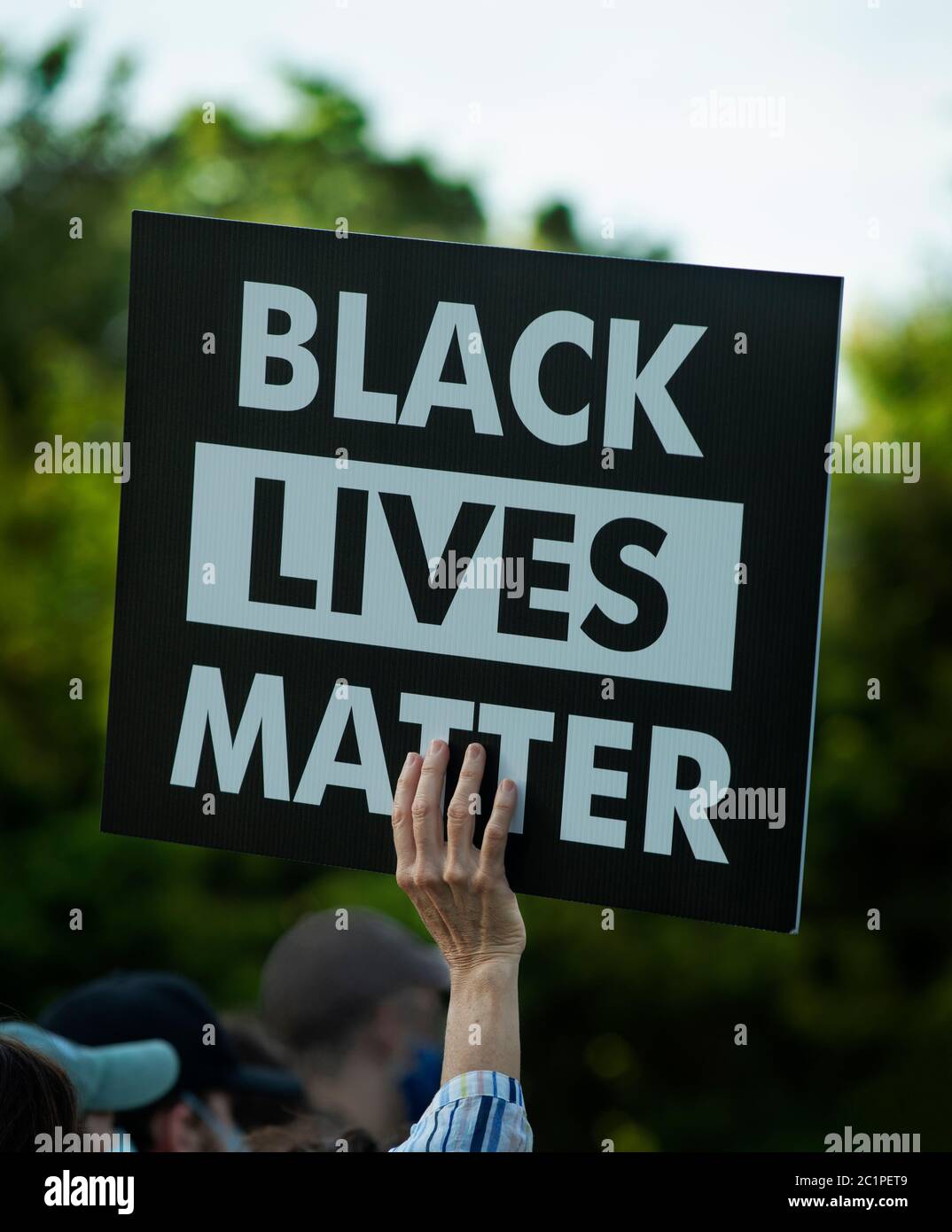 Più di 100 si sono riuniti pacificamente di fronte al Municipio di Lexington, Massachusetts, a sostegno di George Floyd e del movimento Black Lives Matter (BLM). Foto Stock