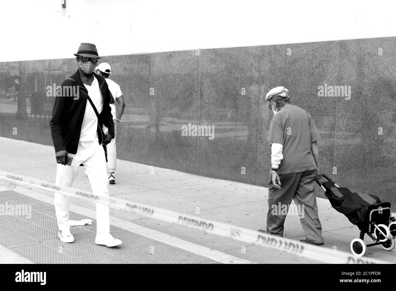 Brooklyn, NY, Stati Uniti. 15 giugno 2020. Il quartiere di Brooklyn svela il suo Black Lives Matter Murale di fronte al Restoration Plaza lungo Fulton Street nella sezione Bedford Stuyvesant di New York City. 15 giugno 2020. Credit: Mpi43/Media Punch/Alamy Live News Foto Stock