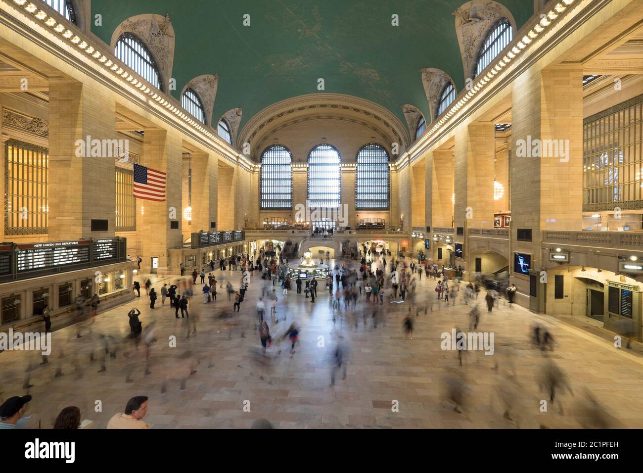 Persone nella lobby principale del Grand Central Terminal, la stazione ferroviaria più grande del mondo per numero di piattaforme, New York City, USA Foto Stock