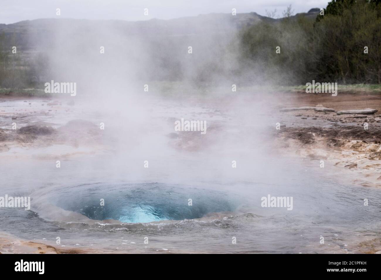 Strokkur geyser a Geysir in Islanda una frazione di secondo prima dell'eruzione con acqua bollente calda Foto Stock