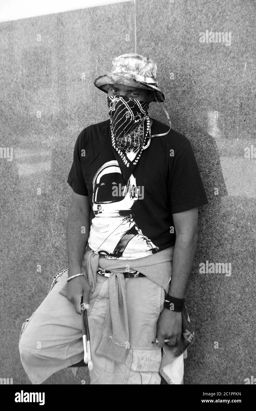 Brooklyn, NY, Stati Uniti. 15 giugno 2020. L'artista visivo Dawoud West, creatore di Black Lives Matter Mural di Brooklyn, insieme ad altri artisti, scopre il suo Black Lives Matter Murale di fronte al Restoration Plaza lungo Fulton Street nella sezione Bedford Stuyvesant di New York. 15 giugno 2020. Credit: Mpi43/Media Punch/Alamy Live News Foto Stock