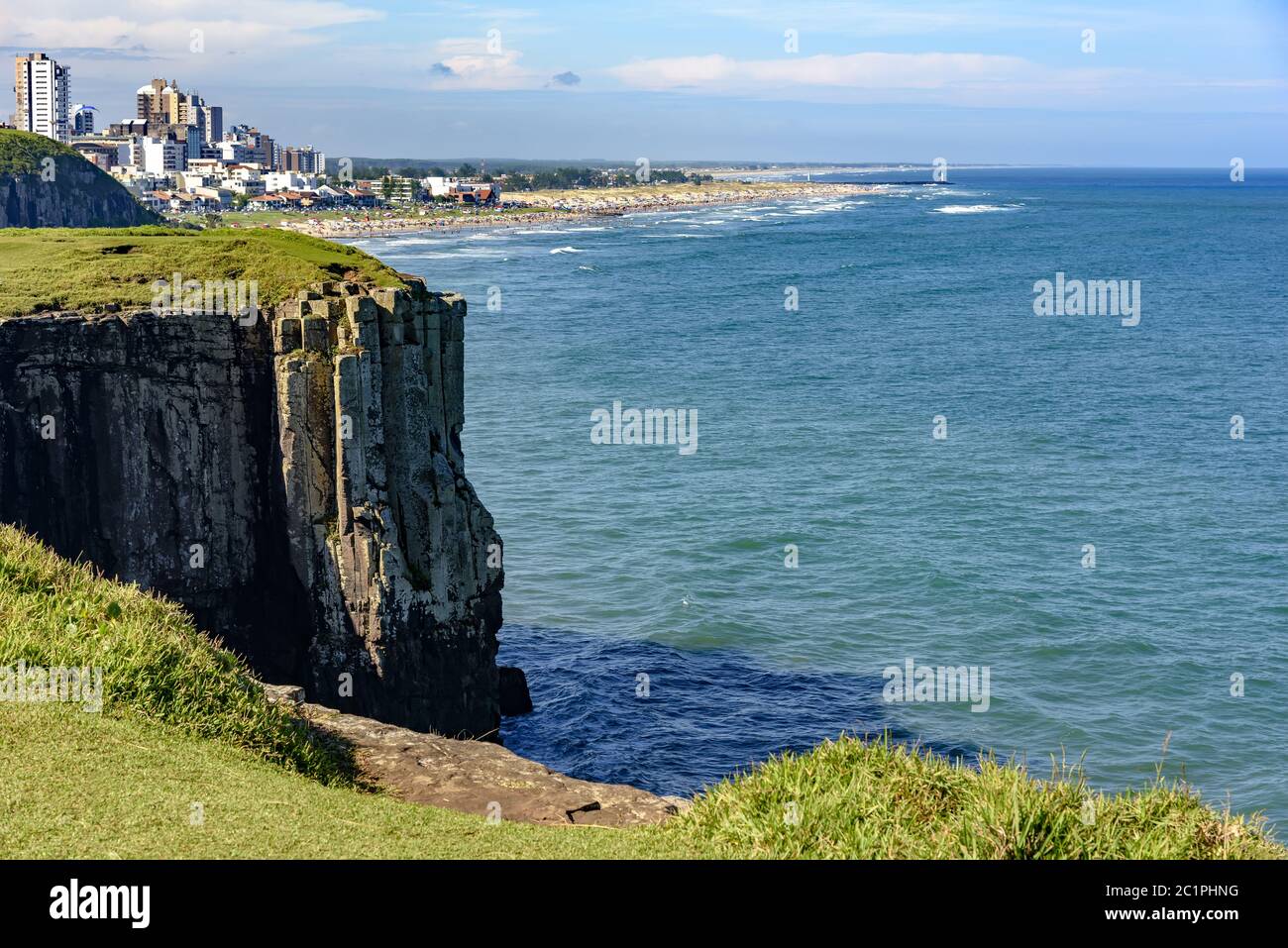 Formazione geologica della pietra Guarita con la città di Torres Foto Stock