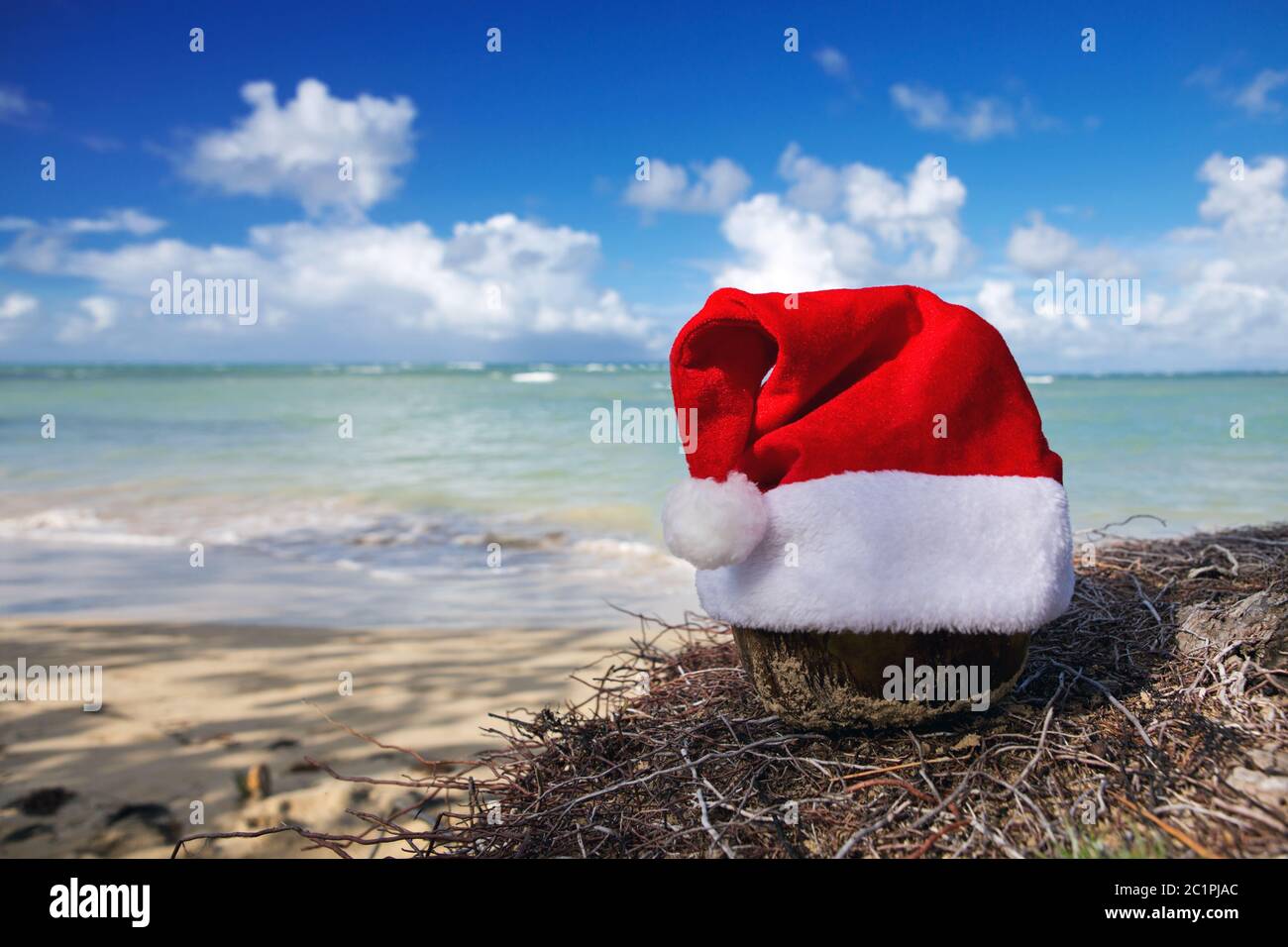 Cappello di Babbo Natale sulla spiaggia dei caraibi. Sfondo di Natale Foto Stock