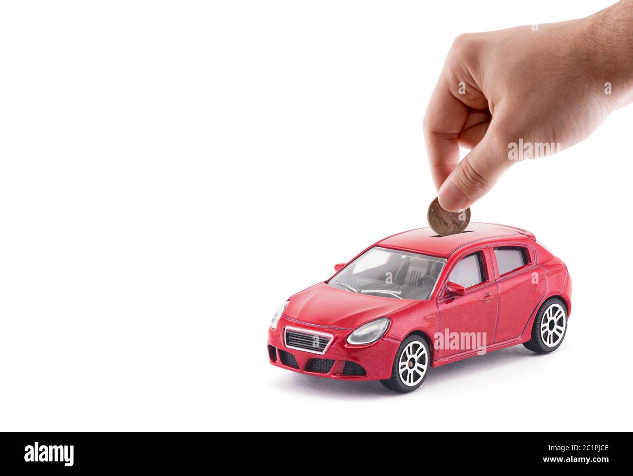 Mettere una moneta nell'auto coin bank su sfondo bianco Foto Stock