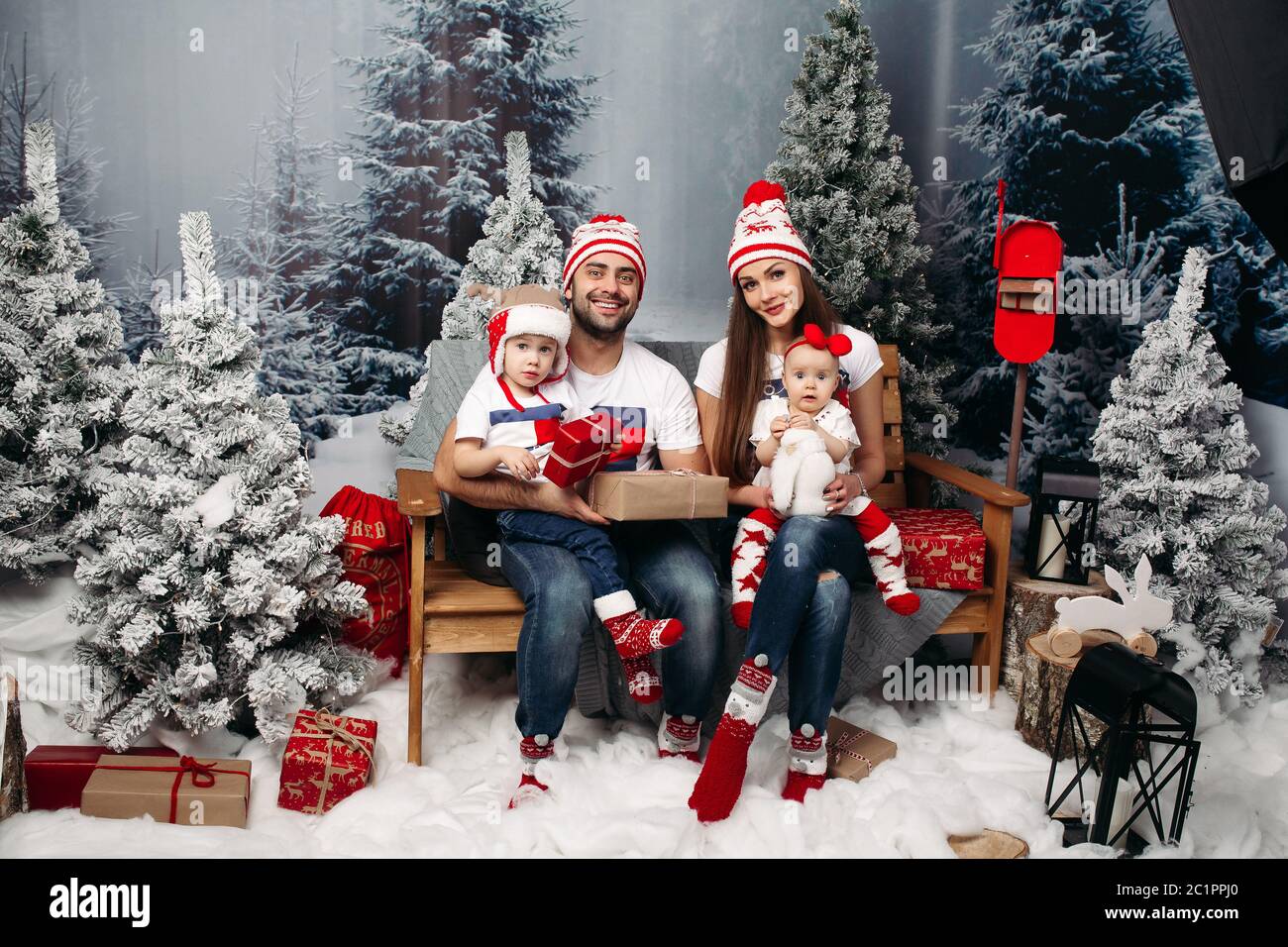 La famiglia felice con bambini a tempo di Natale. Foto Stock