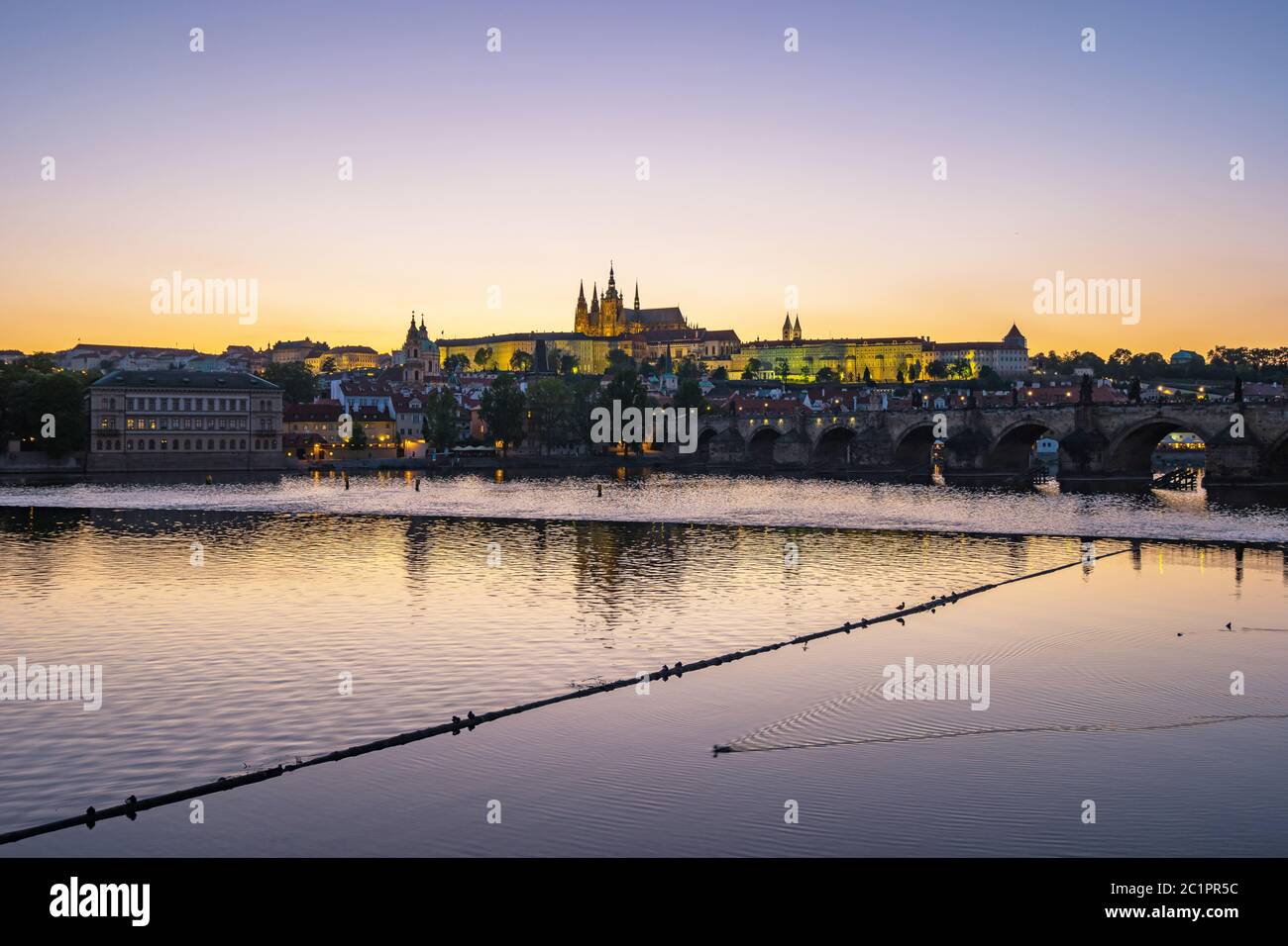Vista notturna dello skyline di Praga nella Repubblica Ceca Foto Stock