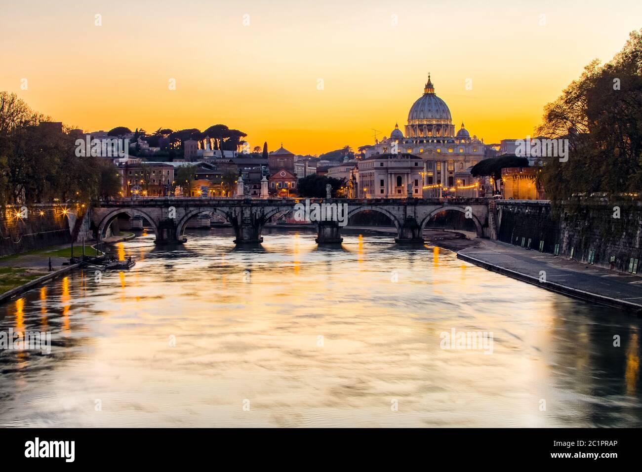Vista al tramonto della Basilica di San Pietro nello stato della città del Vaticano Foto Stock