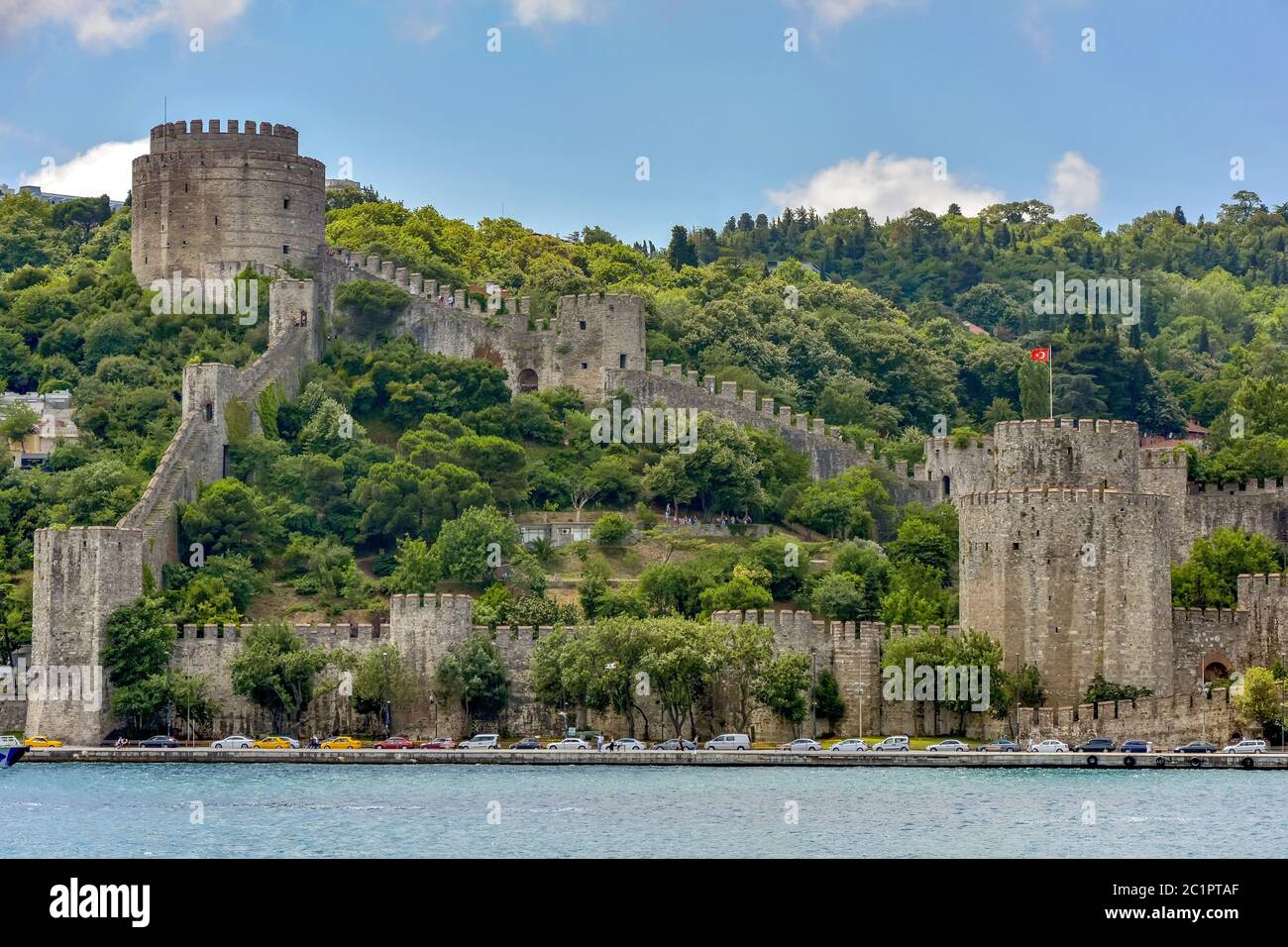 Antiche mura sul lato del Bosforo a Istambul Foto Stock