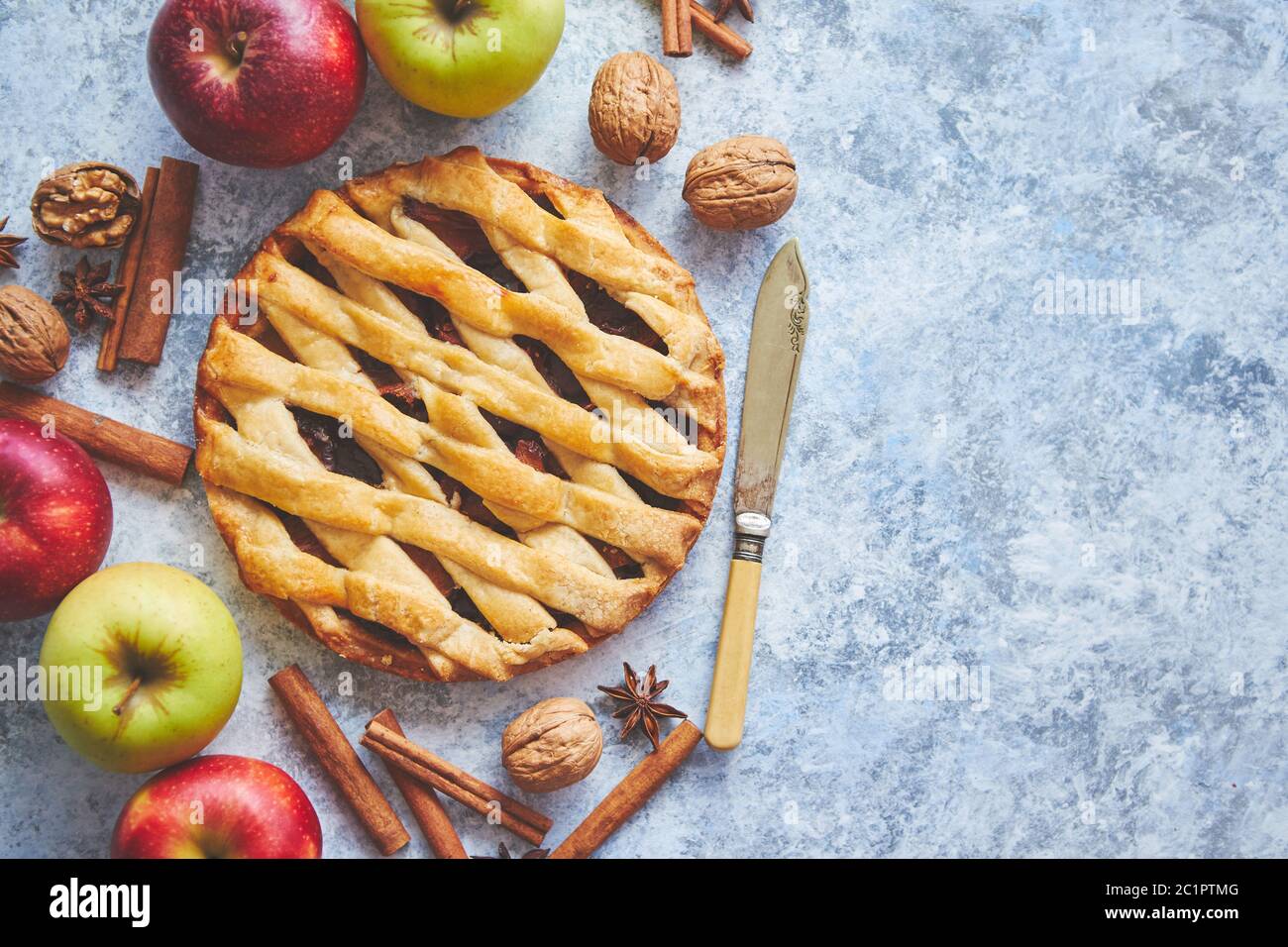 Gustosi dolci fatti in casa la torta di mele torta con bastoncini di cannella, noci e mele Foto Stock