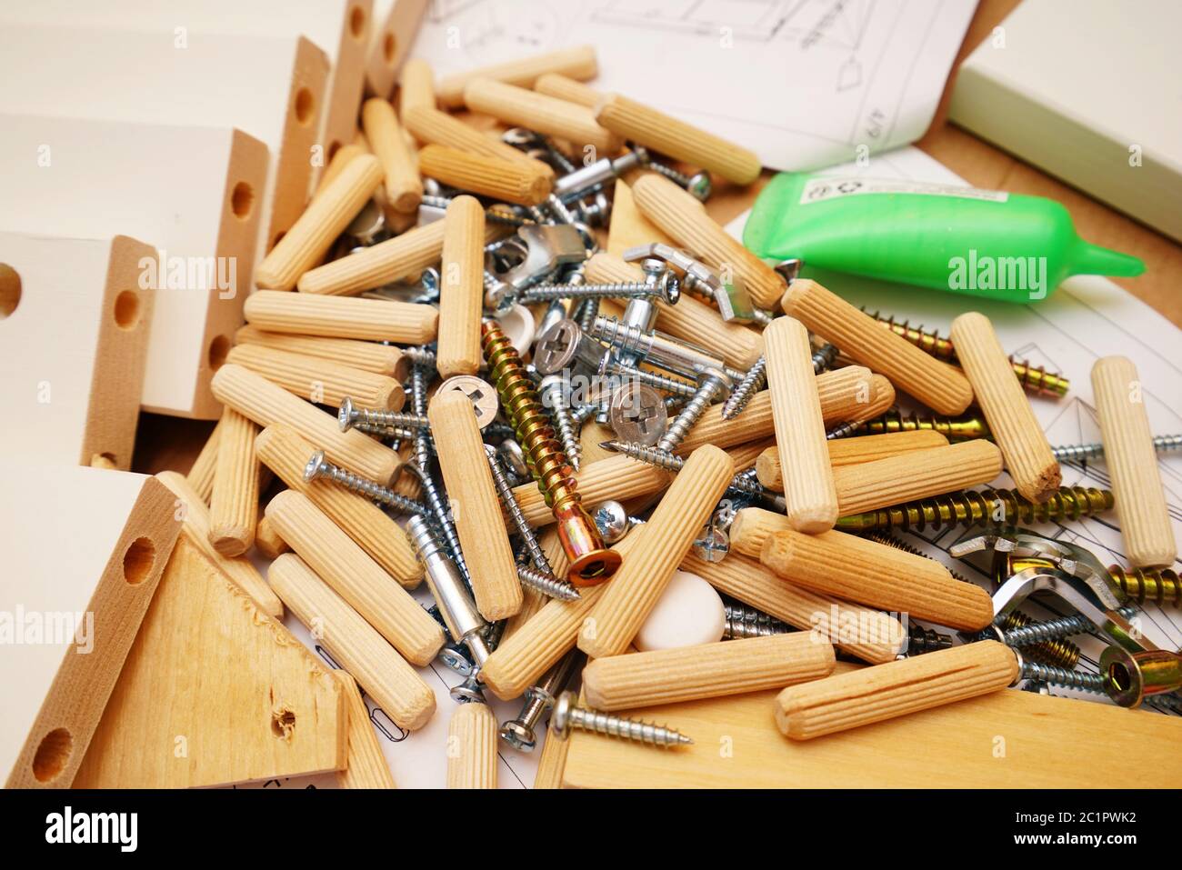 Molti bit e pezzi diversi da costruire per un letto Foto Stock