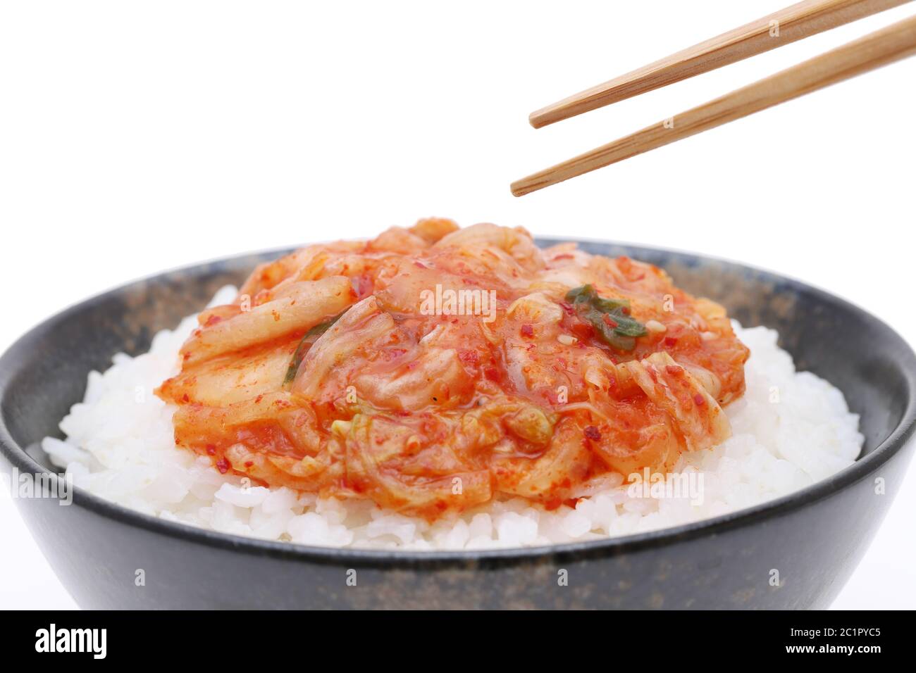Il coreano cuocere il riso bianco con kimchi su sfondo bianco Foto Stock