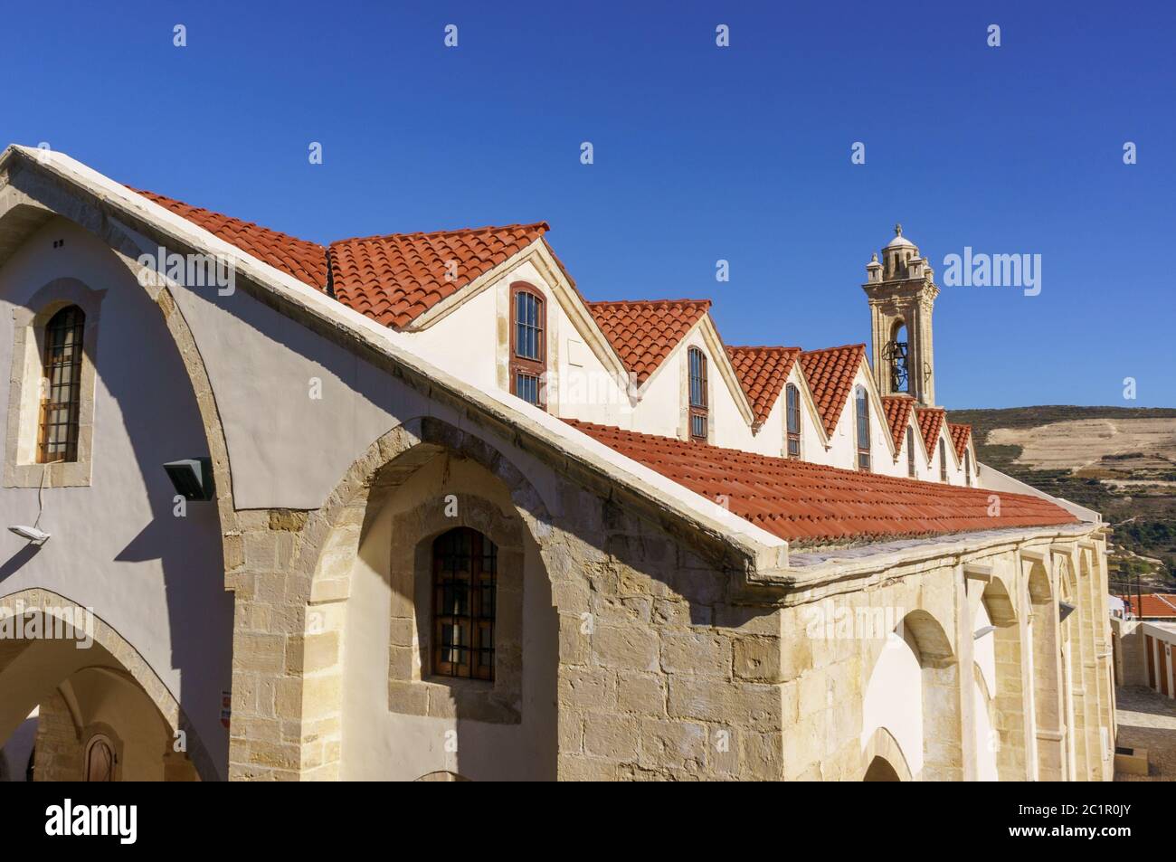 Vista ad alto angolo delle tegole arancioni e dei tetti della città vecchia con la cima del suo caratteristico campanile chiaramente visibile Foto Stock