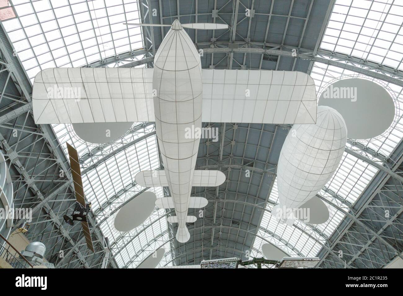 Mosca, Russia - 28 novembre 2018: Modelli aerei e aerei. Interno del padiglione spaziale al VDNH Foto Stock