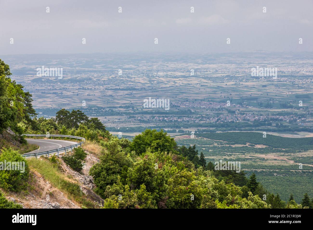 Vista delle pianure macedoni, dal Monte Olimpo pendio, vicino a Litochoro città, Macedonia centrale, Grecia, Europa Foto Stock
