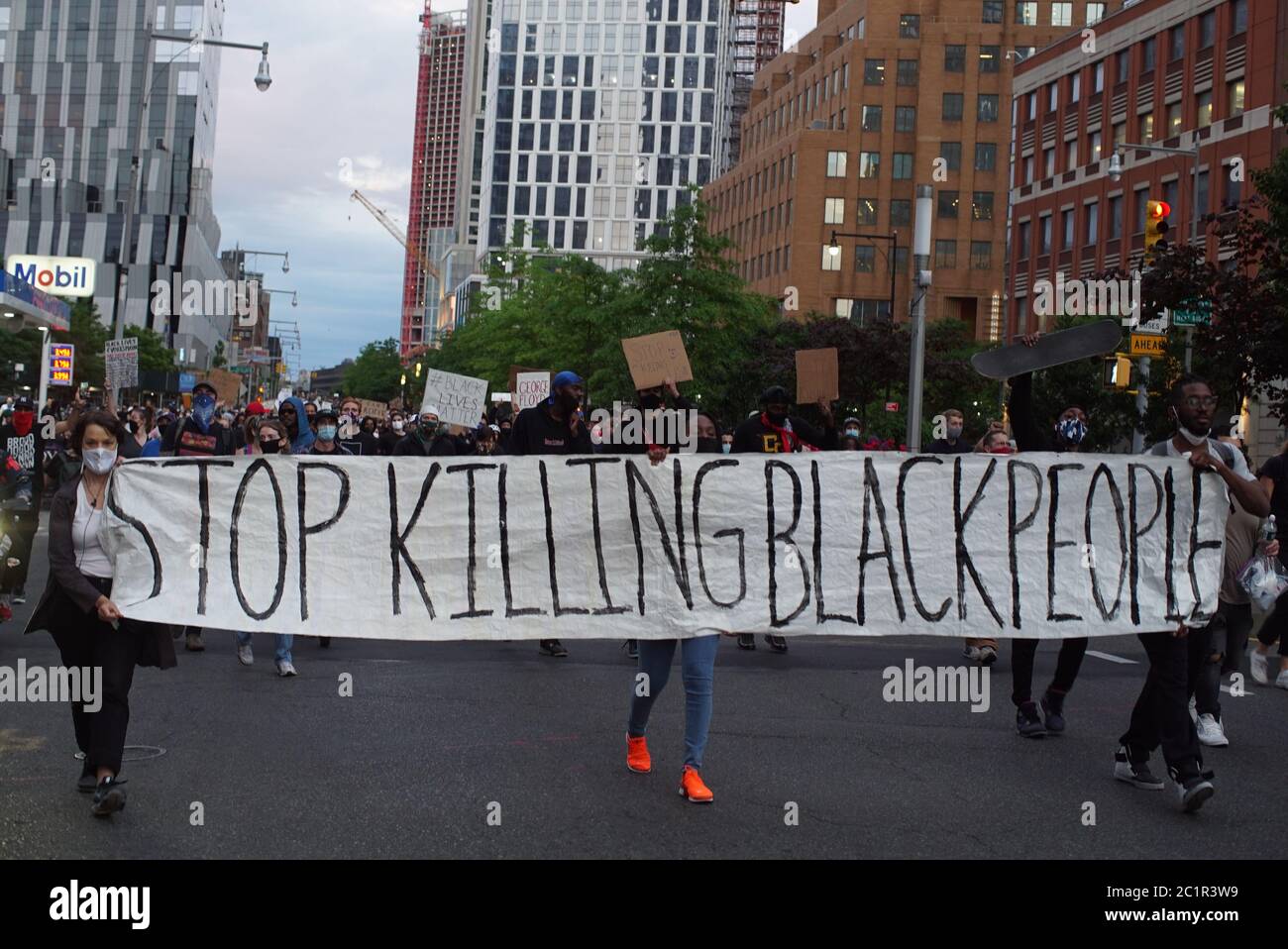I manifestanti hanno un banner che dice "top killing black people" Foto Stock
