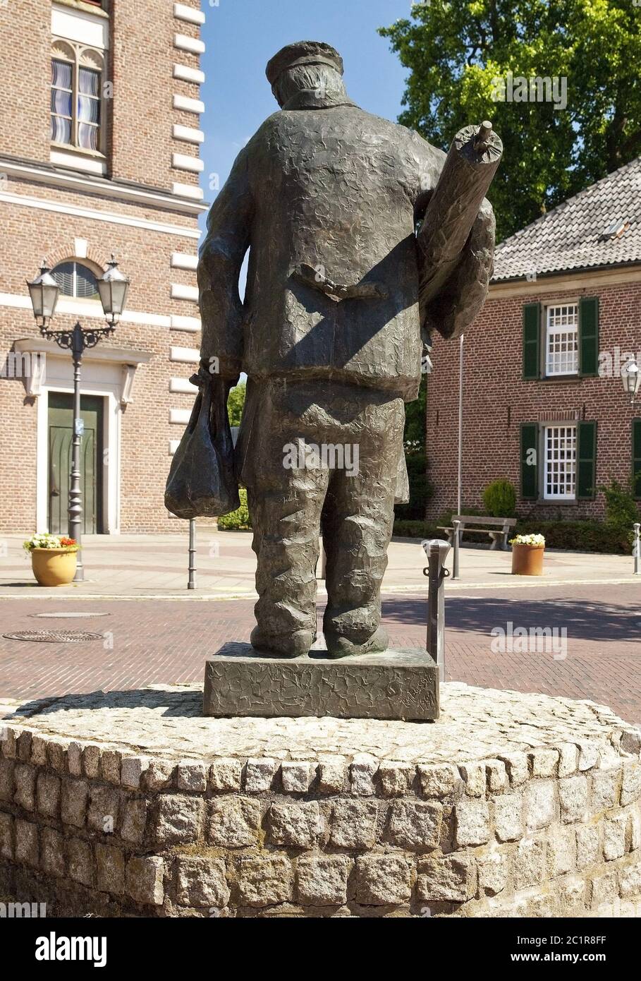 Tessitore di seta scultura e chiesa, Issum, Basso Reno, Renania settentrionale-Vestfalia, Germania, Europa Foto Stock