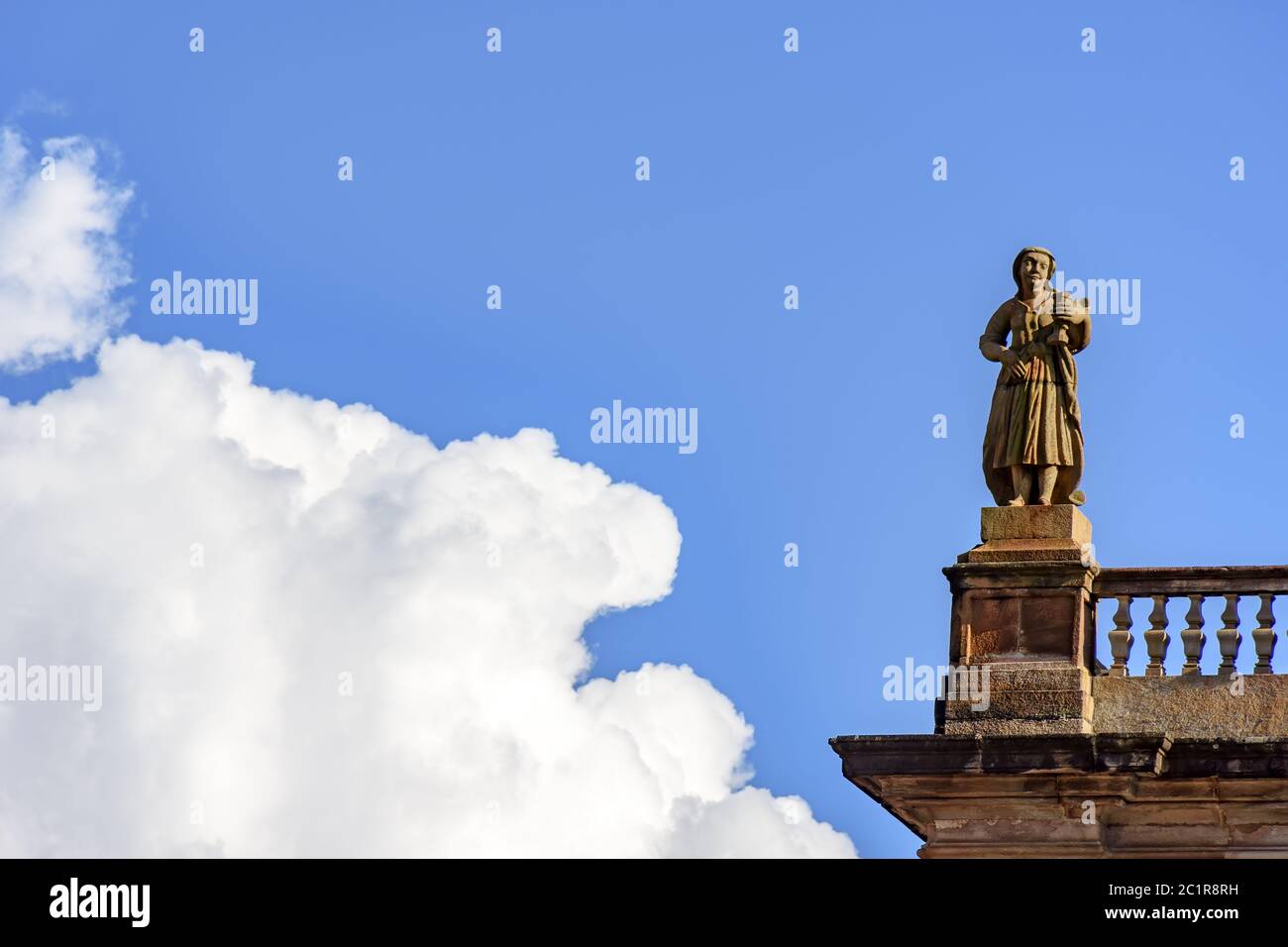 Statua in cima a un edificio storico in stile barocco Foto Stock