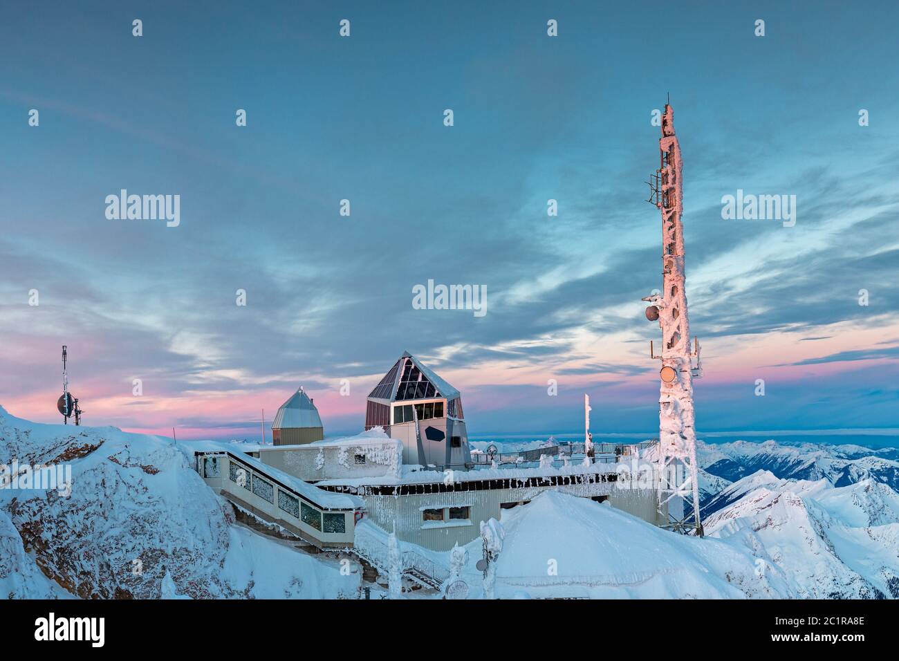 Edificio sulla montagna Zugspitze summit allo spuntar del giorno sul lato austriaco Foto Stock