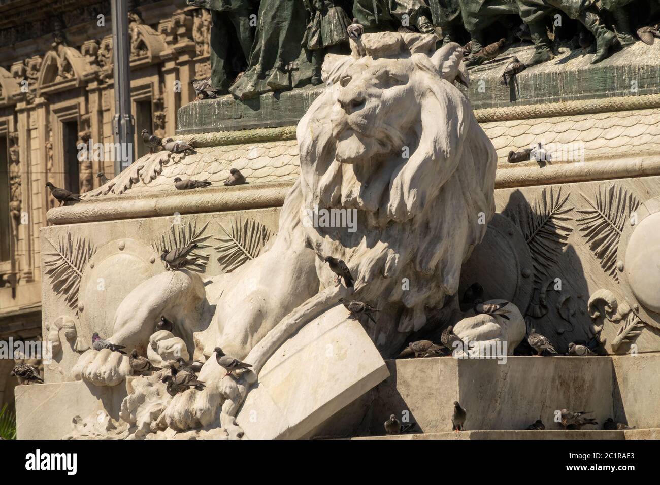 Statua del Leone e colombe vicino alla cattedrale Foto Stock