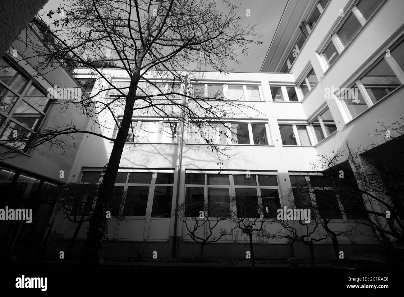 architettura moderna in bianco e nero con ottiche grandangolari estreme Foto Stock