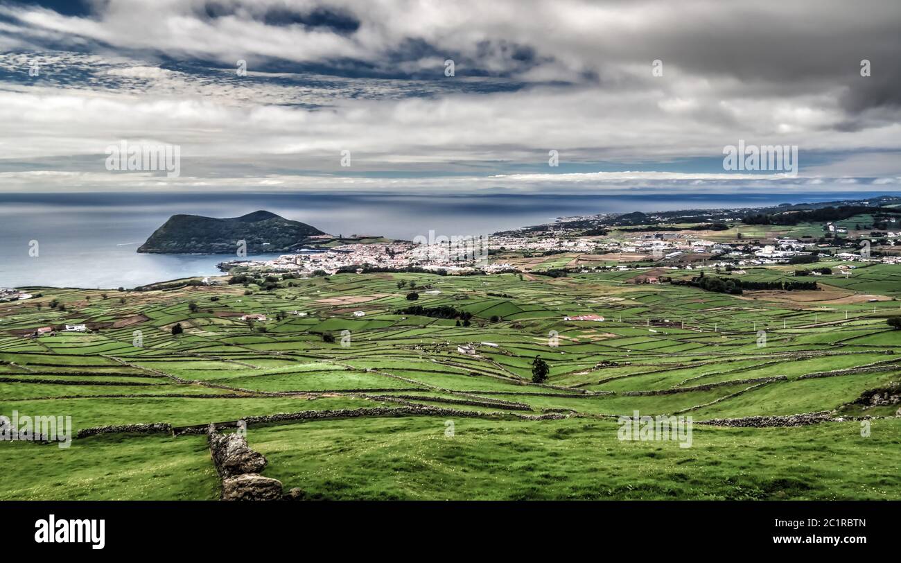 Paesaggio con il vulcano Monte Brasil e Angra do Heroismo, isola di Terceira, Azzorre, Poetugal Foto Stock