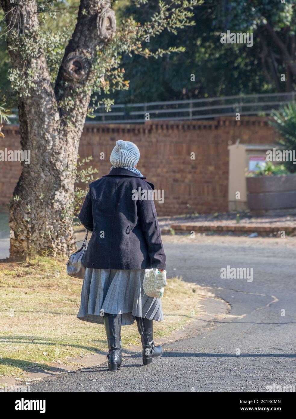 Alberton, Sudafrica - i lavoratori domestici sono autorizzati a tornare al lavoro durante il livello 3 dell'immagine di blocco nazionale del covid-19 in formato verticale Foto Stock