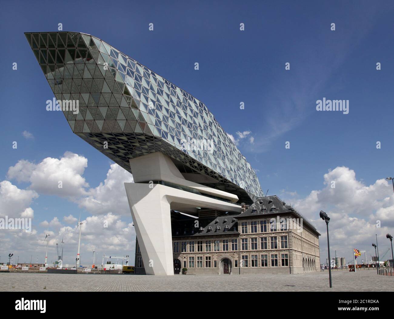 L'edificio dell'autorità portuale o Havenhuis ad Anversa, Belgio, completato nel 2016. Dall'architetto britannico Dame Zaha Mohammad Hadid (1950-2016) Foto Stock